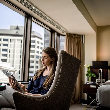 Intercontinental Wellington By Ihg Hotell Eksteriør bilde A guest using a tablet in a room at the hotel