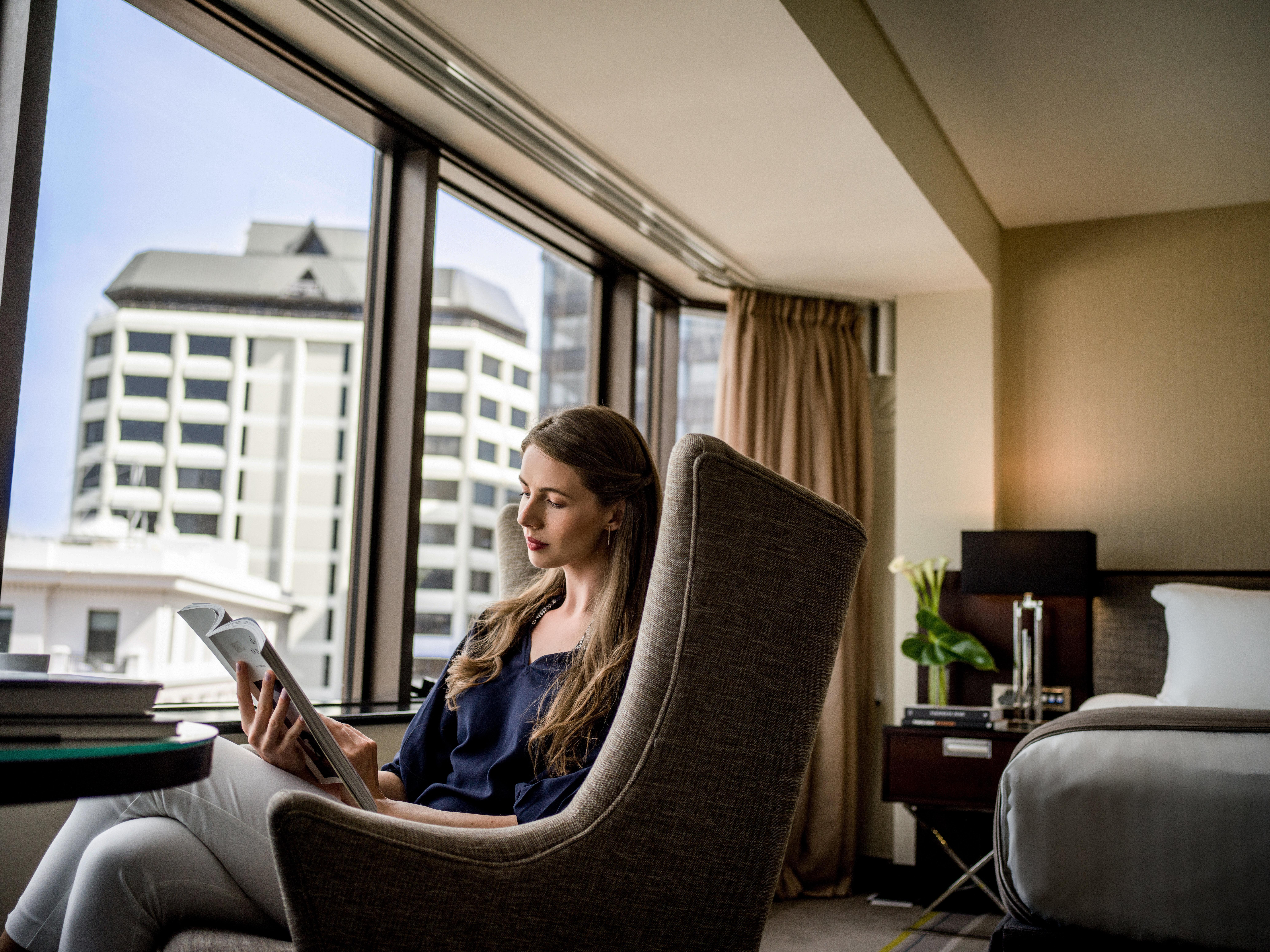 Intercontinental Wellington By Ihg Hotell Eksteriør bilde A guest using a tablet in a room at the hotel