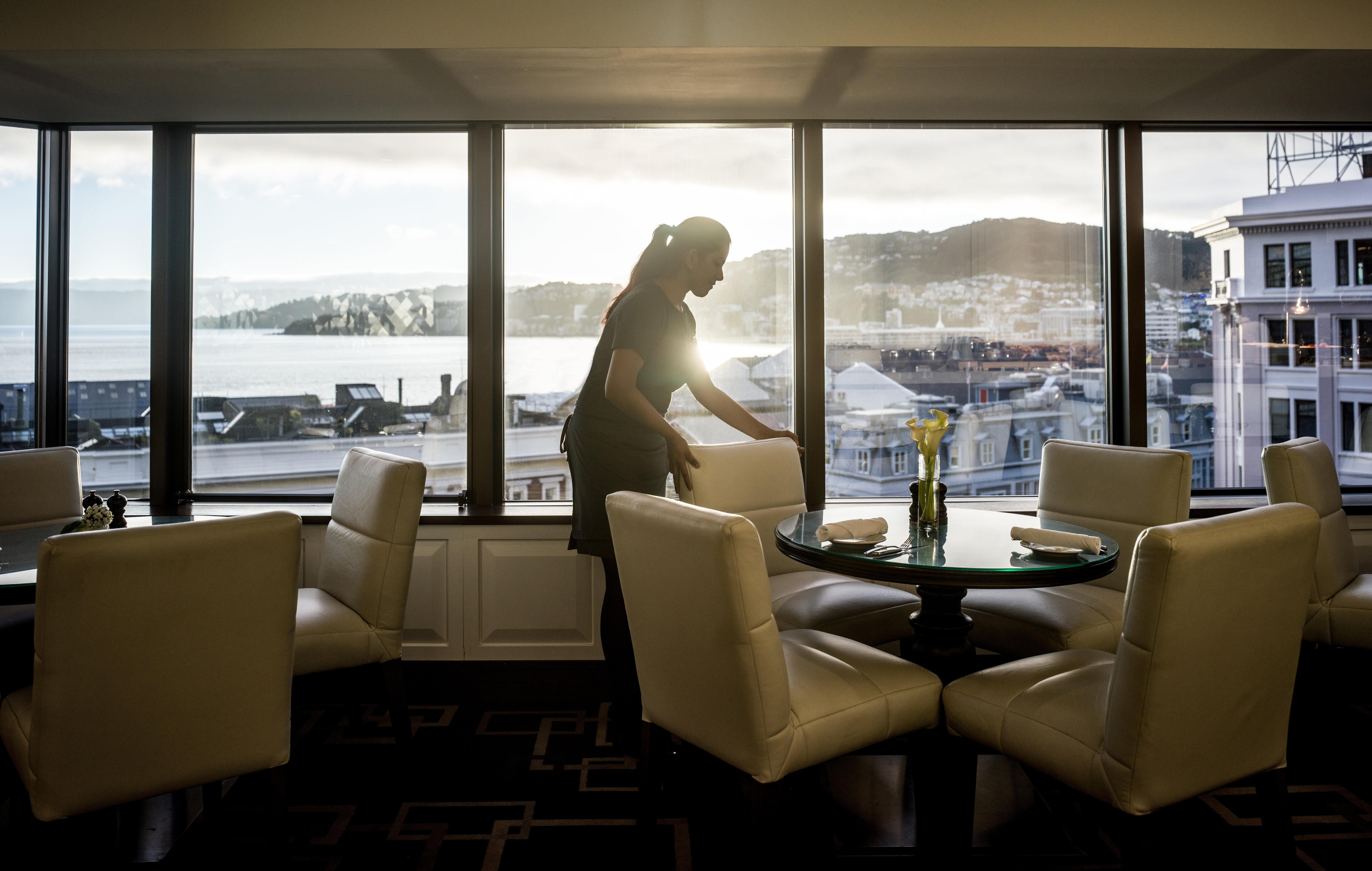 Intercontinental Wellington By Ihg Hotell Eksteriør bilde A hotel maid polishing a chair