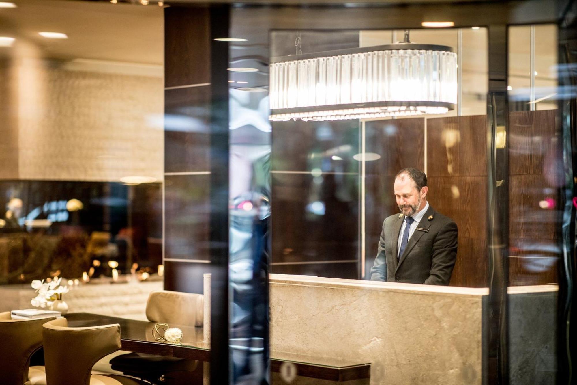 Intercontinental Wellington By Ihg Hotell Eksteriør bilde Concierge at the Four Seasons Hotel, London